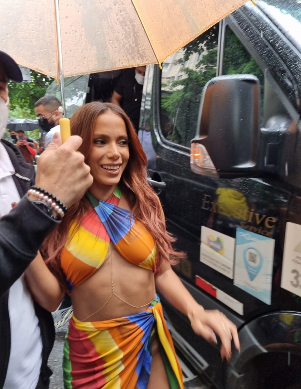Anitta atrai fãs ao gravar comercial no Rio (Foto: Dan Delmiro)