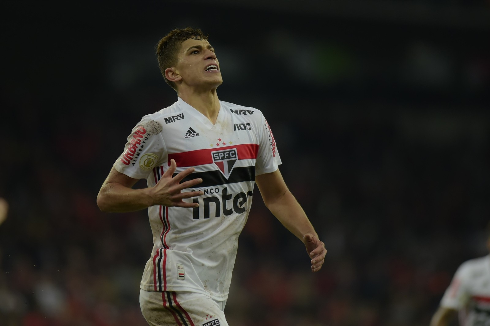 Vitor Bueno comemora permanência de Diniz: Nunca treinei tanto na vida