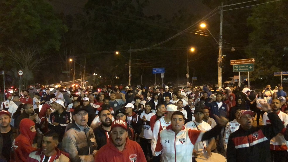 Torcida do S�o Paulo protesta em frente ao Morumbi � Foto: Marcelo Hazan