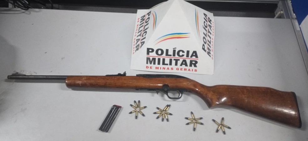 Arma e munições apreendidas em Uberlândia — Foto: Polícia Militar/Divulgação