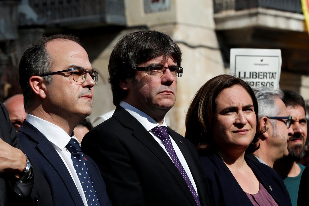 Presidente catalão, Carles Puigdemont, e conselheiro catalão Jordi Turull cerimônia solene em Barcelona, realizada em outubro (Foto: Gonzalo Fuentes/ Reuters)