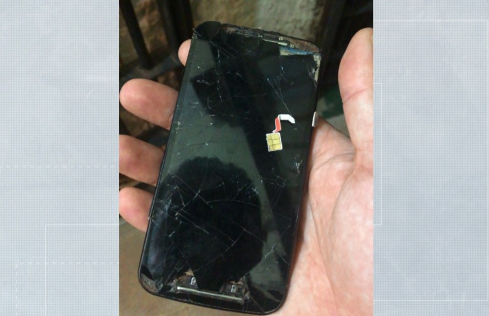 PolÃ­cia Civil disse que apreendeu telefone celular usado para presos para fazer vÃ­deo reclamando de condiÃ§Ãµes da Cadeia PÃºblica de Alto ParanÃ¡ â Foto: ReproduÃ§Ã£o/RPC