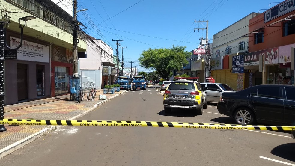 PolÃ­cia Militar isolou rua onde ocorreu tiroteio em RolÃ¢ndia â€” Foto: Victor Hugo Bittencourt/RPC