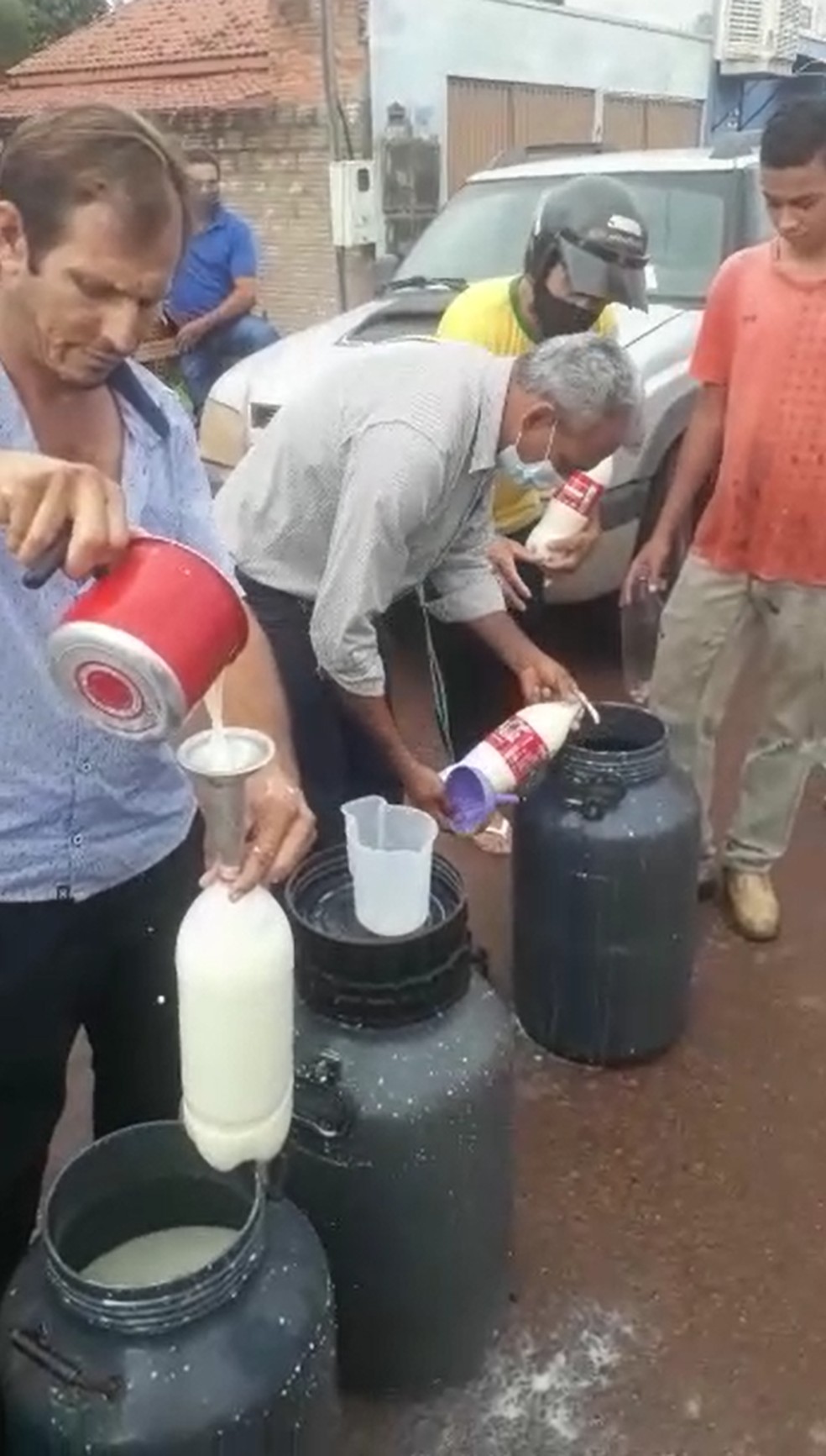 Pequenos produtores rurais fazem distribuição de leite em forma de protesto — Foto: Reprodução