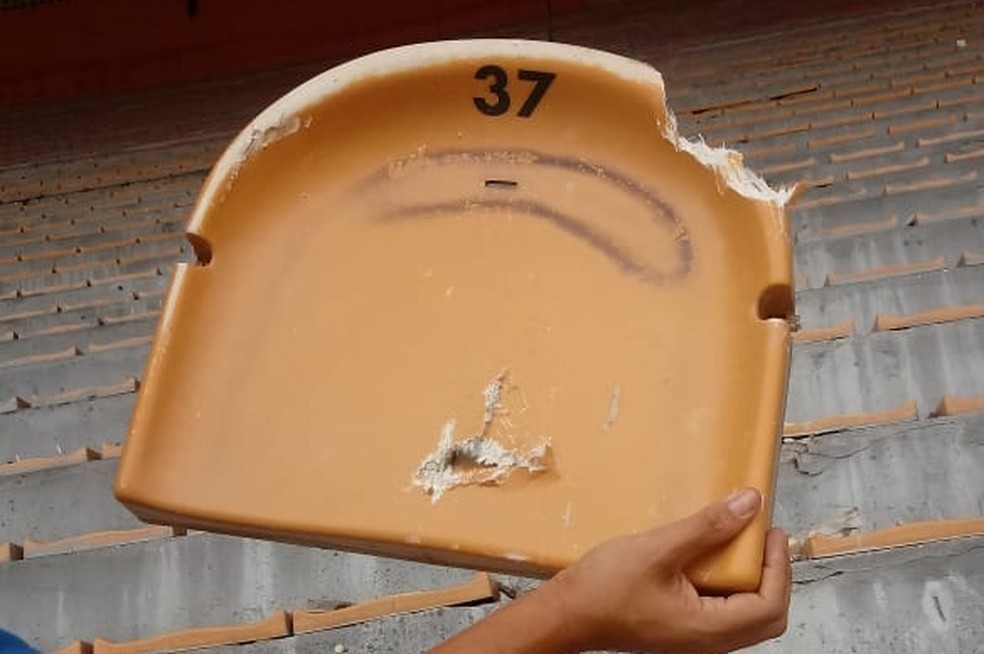 Assentos do estádio foram danificados — Foto: Reprodução
