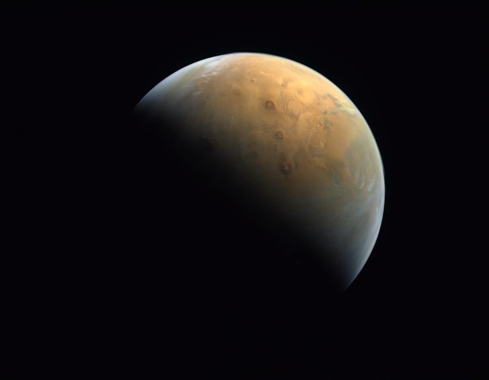 Foto divulgada pelos Emirados Árabes como a primeira de sua missão Esperança do palenta Marte — Foto: Reprodução/Twitter/ Mohammed bin Rashid Al-Maktoum