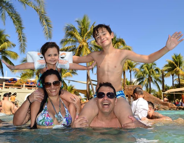 Lais, com o marido e os dois filhos: duas experiências bem diferentes de desmame (Foto: Arquivo pessoal)