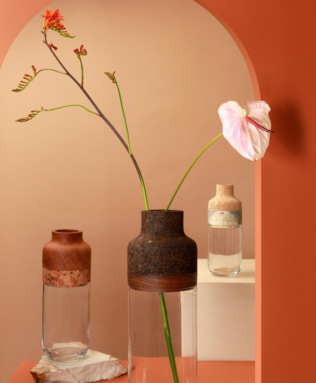 Os vasos Marais são as peças mais elaboradas da coleção devido à mistura de materiais. Para desenvolvê-los, foi preciso moldar a cortiça e a madeira juntas para formar o encaixe com o vidro (Foto:  Melanie Riccardi/ Reprodução)