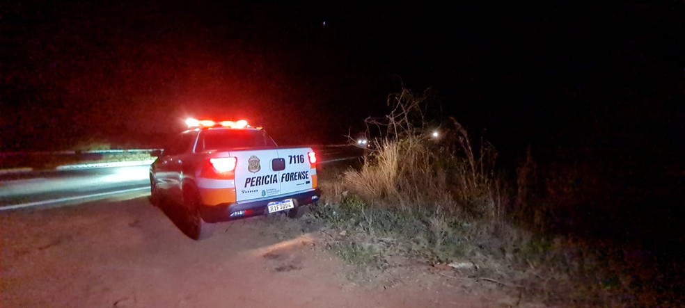 Estrada de terra onde os corpos foram encontrados fica próximo à rodovia CE-085, em Caucaia — Foto: Rafaela Duarte/SVM