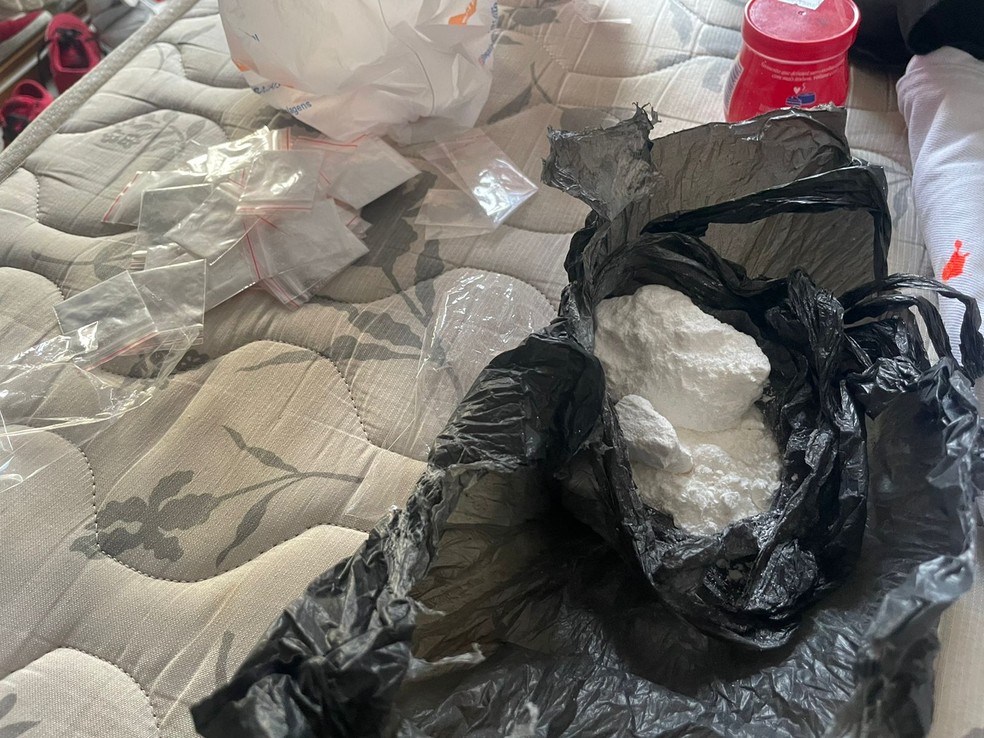 Dois homens são presos em operação contra delivery de drogas em bairros de classe média de Salvador — Foto: Tony Silva/Polícia Civil
