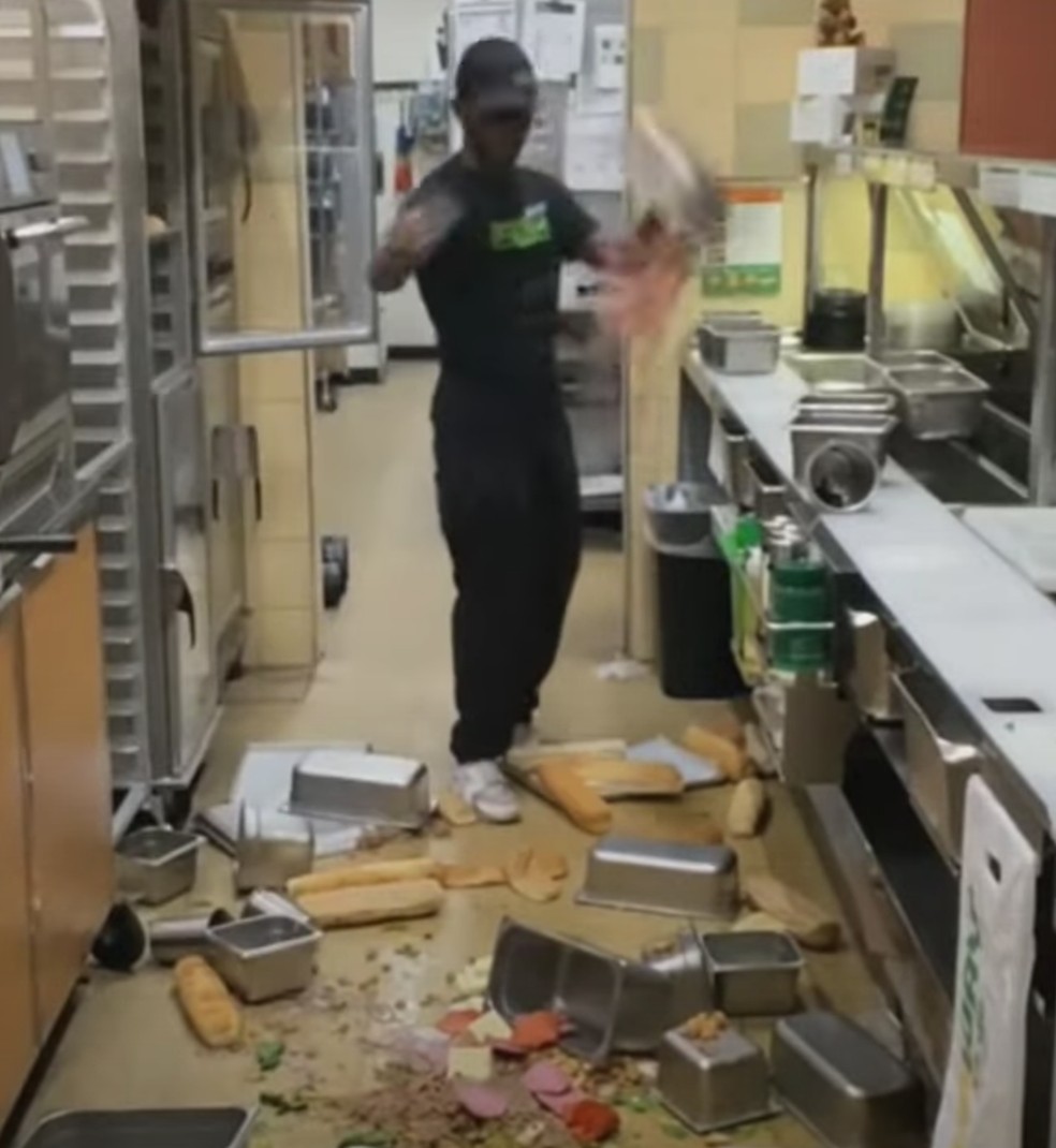 Funcionário de restaurante joga ingredientes no chão — Foto: Reprodução/Reddit