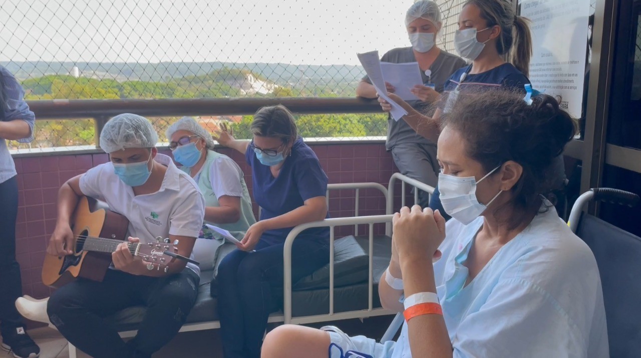 Pacientes e acompanhantes recebem visita do projeto 'Cantando o Amor' no HRBA, em Santarém