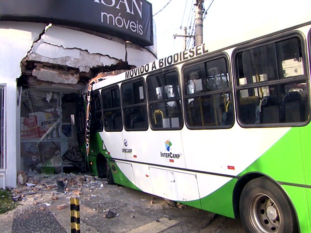 Ônibus invade loja de móveis em Campinas (SP) após motorista perder controle da direção (Foto: Edvaldo Souza/EPTV)