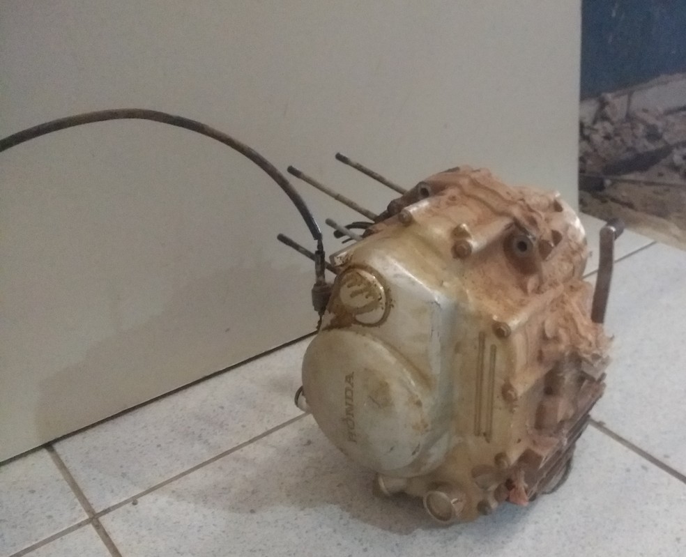 Motor de motocicleta &eacute; encontrado na sala da resid&ecirc;ncia de suspeito (Foto: Jheniffer N&uacute;bia / G1)