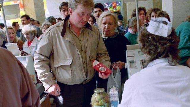 Nos últimos anos da União Soviética, as necessidades básicas eram escassas e as filas nas lojas eram comuns (Foto: GETTY IMAGES (via BBC))