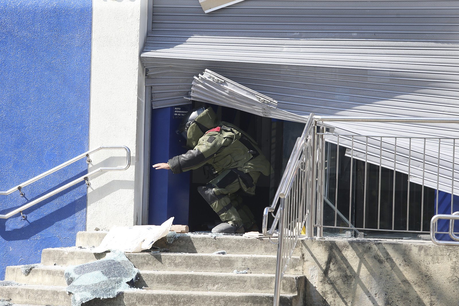 Bandidos explodiram uma agência da Caixa Econômica Federal, em frente ao Posto da PM, em Duque de Caxias — Foto: Fabiano Rocha / Agência O Globo