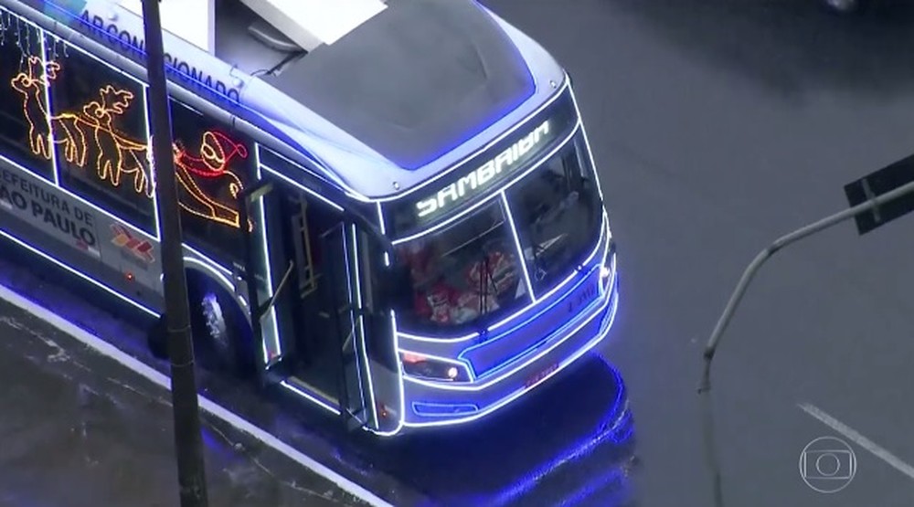 Ônibus iluminados com decoração de ...