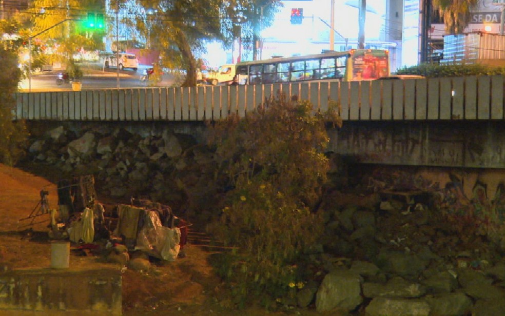 Pedras são colocadas embaixo de viaduto para evitar presença de moradores de rua — Foto: Reprodução/TV Anhanguera