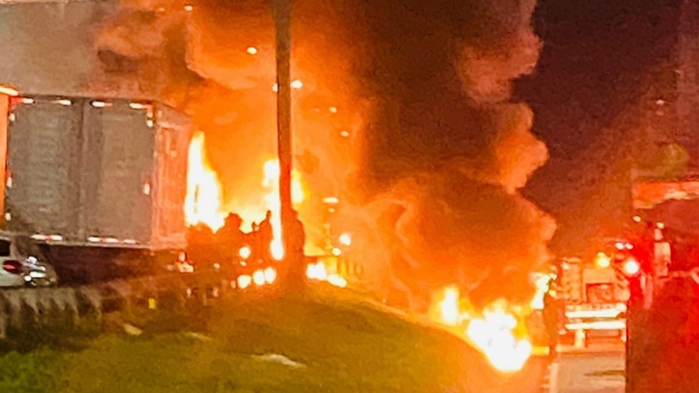 Caminhão pega fogo na BR-101 em Palhoça — Foto: GMF/Divulgação