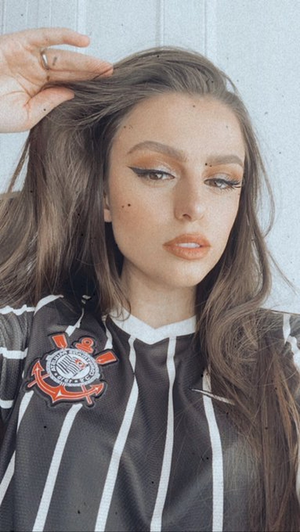 Cantora britânica Cher Lloyd com a camisa do Corinthians — Foto: Reprodução