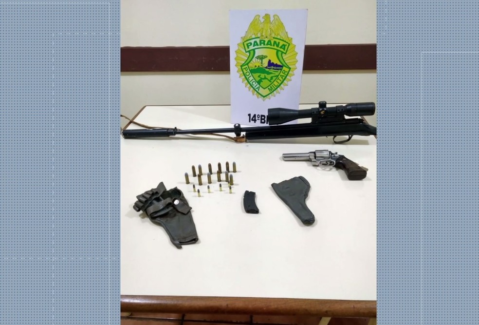 Polícia encontrou armas com a vítima do acidente, em São Miguel do Iguaçu. — Foto: Divulgação/PMPR