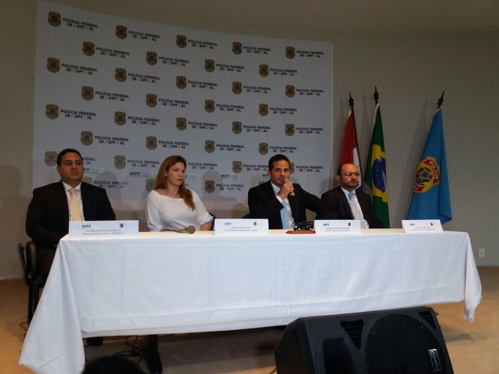 Coletiva na PF em Alagoas sobre operação que investiga fraudes nas obras do Canal do Sertão (Foto: Suely Melo/G1)