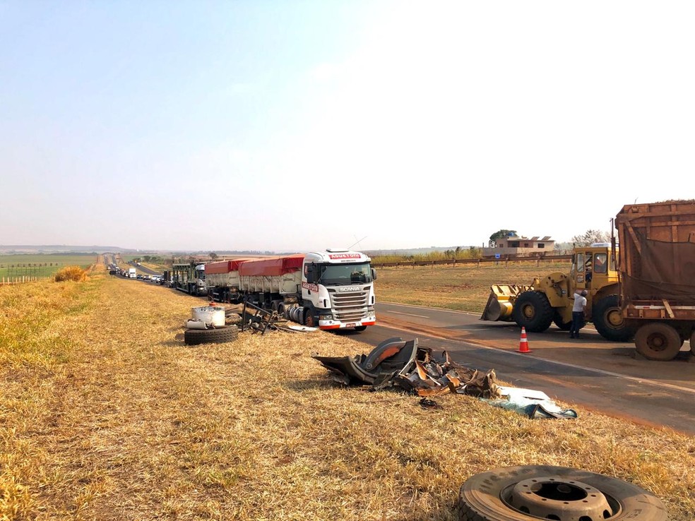 Colisão de caminhões deixa motorista em estado grave e causa interdição na Anhanguera em Jardinópolis (SP) — Foto: Andrielly Ferry/EPTV
