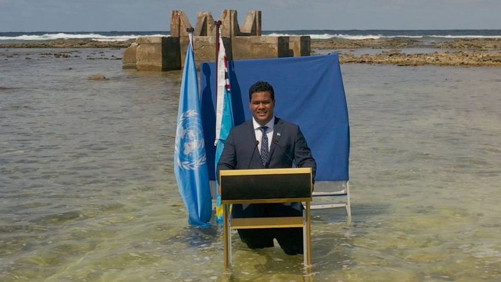 Mensagem de Simon Kofe à COP26: "Estamos afundando, mas a mesma coisa está acontecendo com todos" — Foto: Min. de Relações Exteriores de Tuvalu via BBC