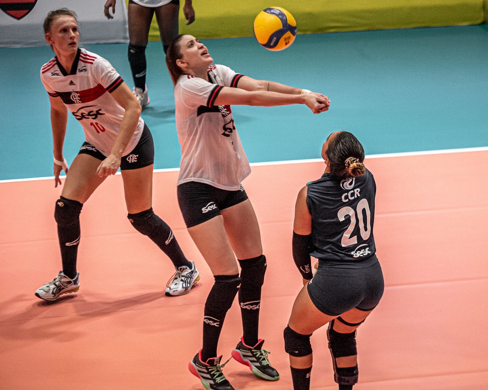 Time carioca sofreu com a linha de passe durante parte do jogo &mdash; Foto: Paula Reis/Flamengo