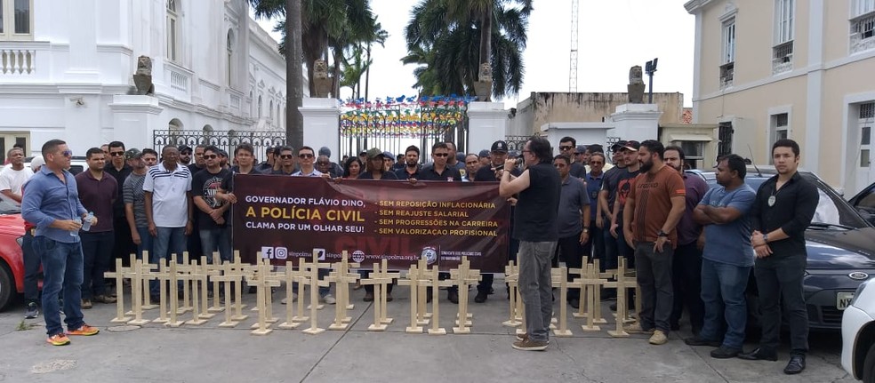 Policiais civis fazem protesto em frente ao Palácio dos Leões — Foto: Divulgação / Sinpol