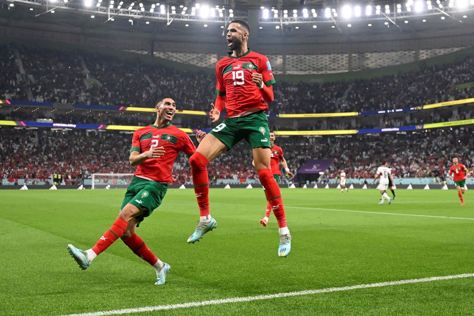 En-Nesyri salta para comemorar o gol, de cabeça, que deu a vitória ao Marrocos sobre Portugal pelas quartas de final da Copa de 2022