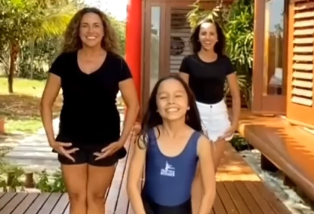 Daniela Mercury com as filhas Maria Isabel e Giovana  (Foto: Reprodução / Instagram )