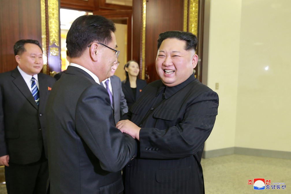 Kim Jong-un cumprimenta membro da delegação sul-coreana em jantar em Pyongyang (Foto: Reuters/KCNA)