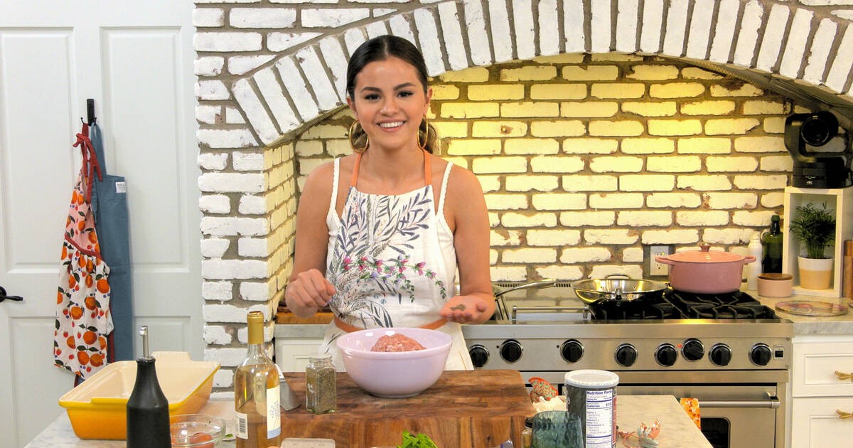 Selena Gomez em sua cozinha no programa Selena + Chef da HBO Max (Foto: HBO Max / Reprodução)