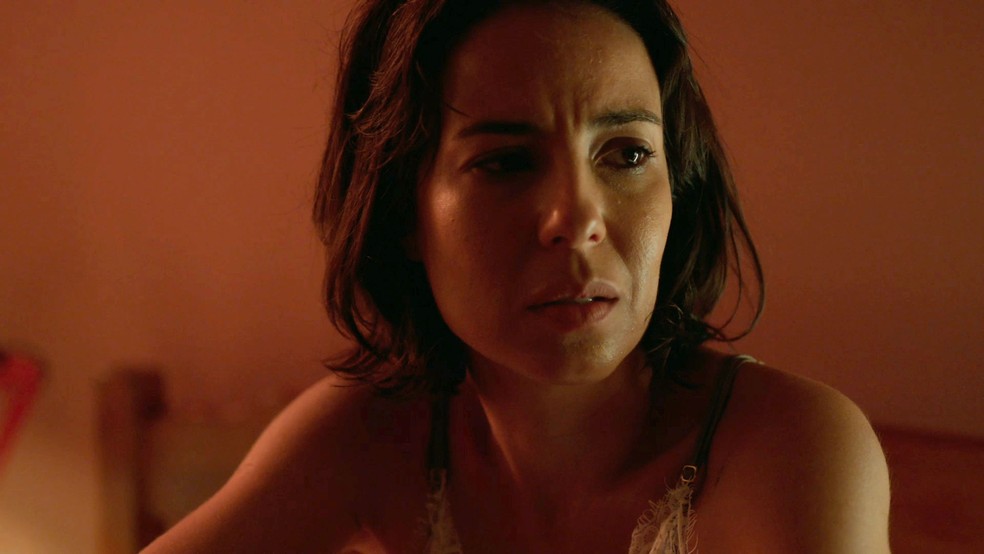 Em 'Um Lugar ao Sol', Lara (Andreia Horta) toma decisão que muda a sua vida — Foto: Globo