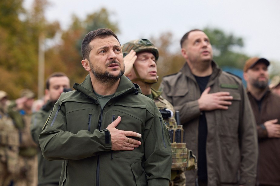 Presidente ucraniano, Volodymyr Zelensky hasteia bandeira do país durante visita à cidade estratégica de Izium,