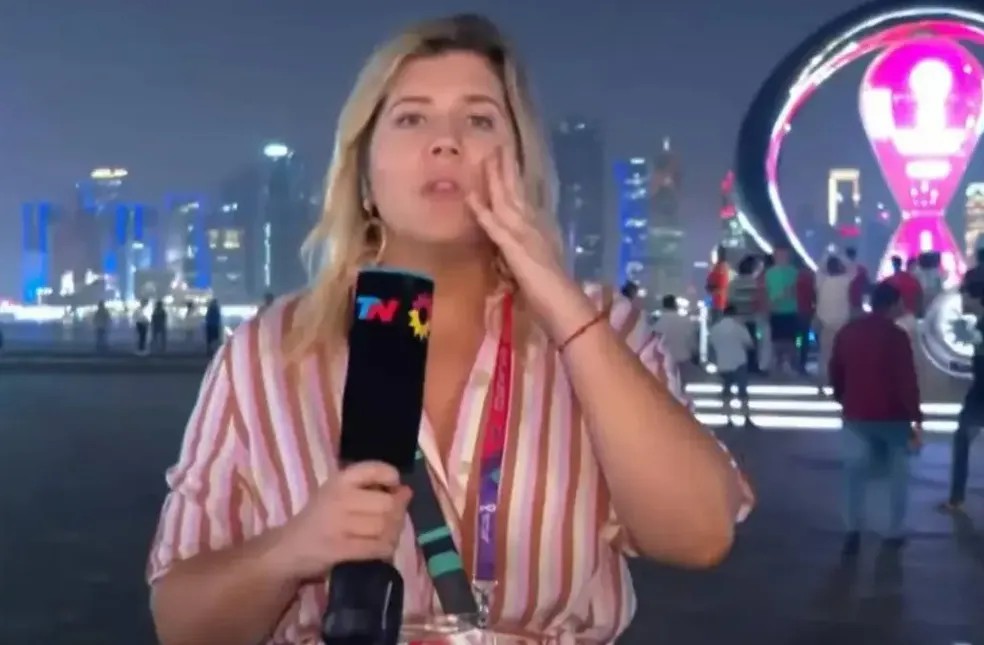 Dominique Metzger foi furtada enquanto fazia entrada ao vivo na TV da Argentina — Foto: Reptodução/Todo Notícias