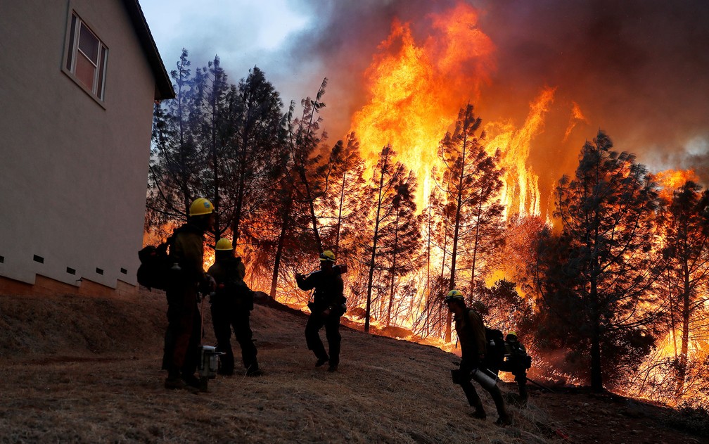 Grupo de bombeiros do ServiÃ§o Florestal dos EUA monitoram foco do incÃªndio Camp Fire, em Paradise, na CalifÃ³rnia, na quinta-feira (8) â Foto: Reuters/Stephen Lam 