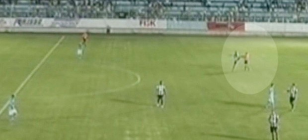 Jogador do Independente-SP dá chute em árbitro após derrota para o Marília (Foto: Gustavo Torrente)