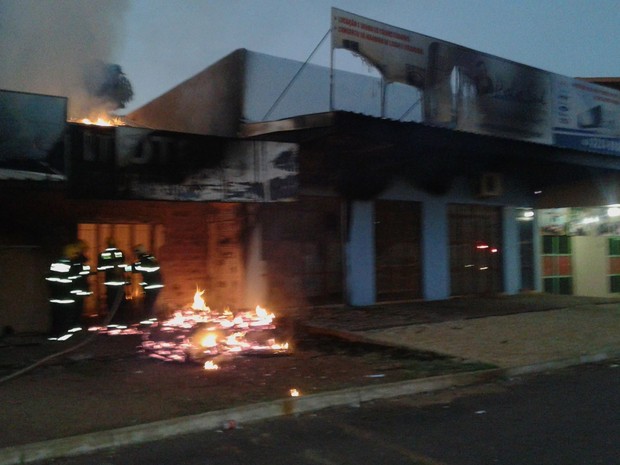 Incêndio atingiu dois estabelecimentos na quadra 904 Sul (Foto: Divulgação)