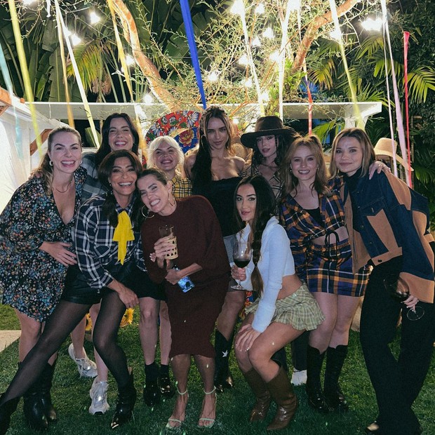 Larissa Manoela com famosas na festa junina de Rafa Kalimann (Foto: Reprodução/Instagram)