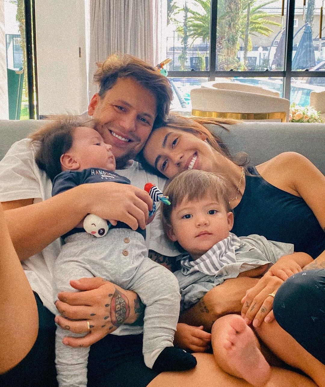 Gabi Brandt surge em lindo clique em família (Foto: Instagram)