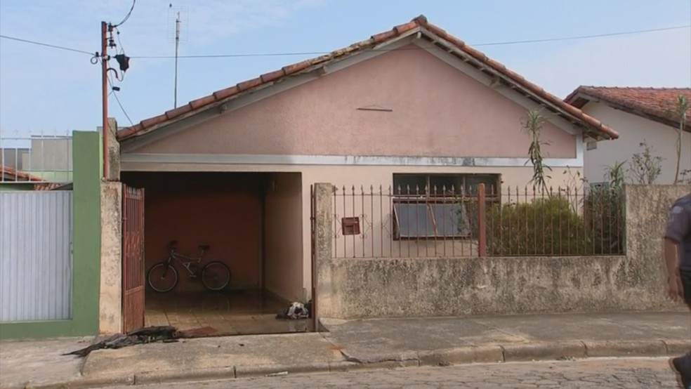 Morador acordou assustado com incÃªndio dentro de casa em Itapetininga â€” Foto: ReproduÃ§Ã£o/TV TEM 