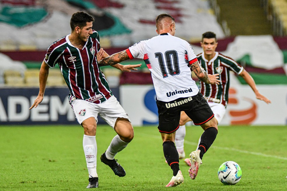 Fluminense ficou boa parte da partida com um a menos — Foto: ALEXANDRE NETO/PHOTOPRESS/ESTADÃO CONTEÚDO