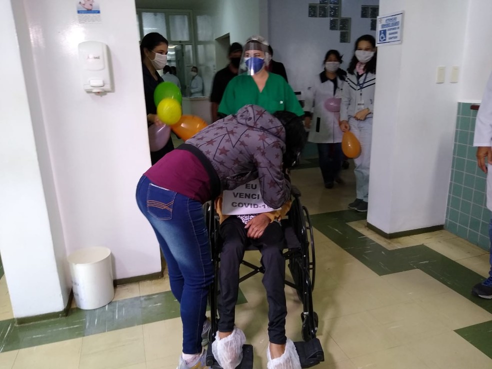 Neta abraçou avó e ficou emocionada após idosa de 102 anos receber alta  — Foto: Dione Aguiar/G1