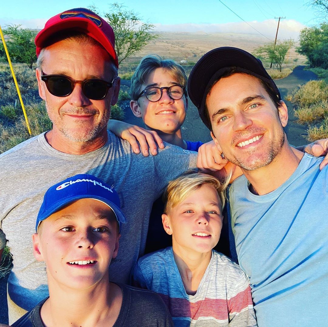 Matt Bomer com o marido, Simon Halls, e os filhos, Kit, Walker e Henry (Foto: Instagram/ Reprodução)