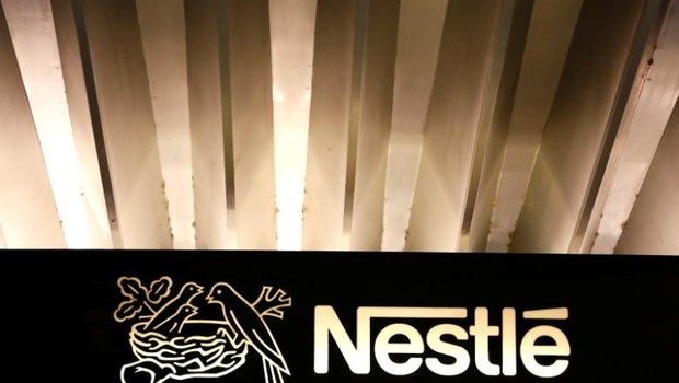 Logo da Nestlé é visto na entrada da seda da empresa em Vevey, na Suíça (Foto: Pierre Albouy/Arquivo/Reuters)