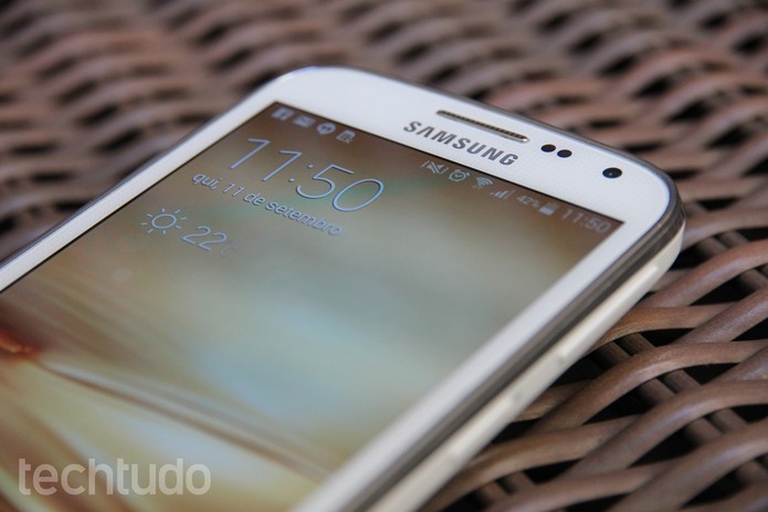 Samsung Galaxy K Zoom tem uma tela de 5 polegadas (Foto: Tainah Tavares/TechTudo)
