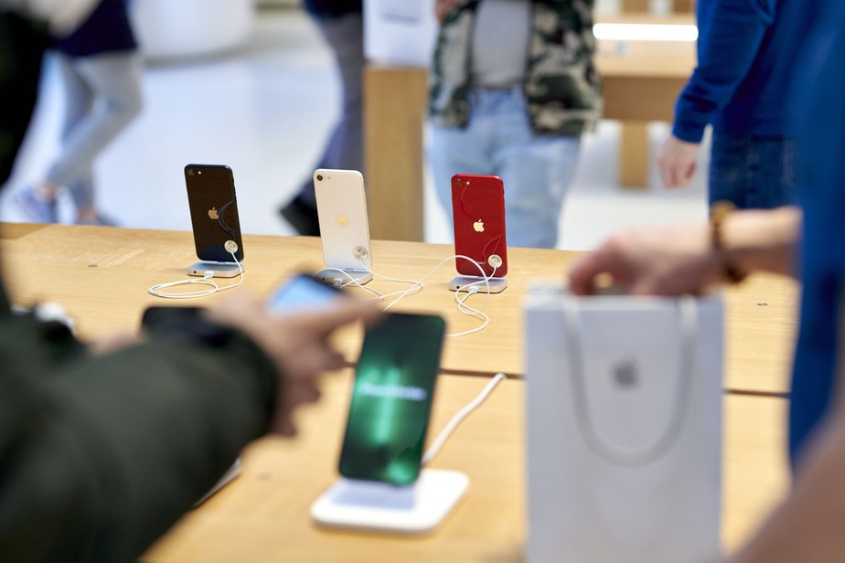 Governo brasileiro multa Apple por vender aparelhos de iPhones sem carregador de bateria