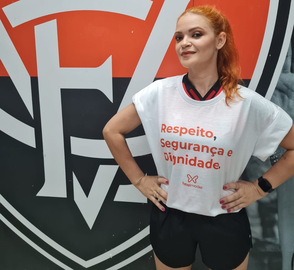 Nina Sag, porta-voz da Fatal Model, com camisa em que pede respeito, seguran&ccedil;a e dignidade &mdash; Foto: Renan Pinheiro